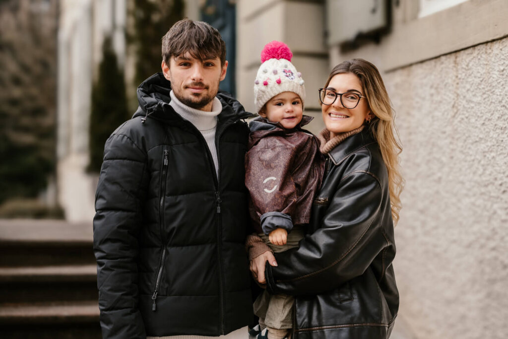 Familie mit kleinem Mädchen während einem Familienshooting