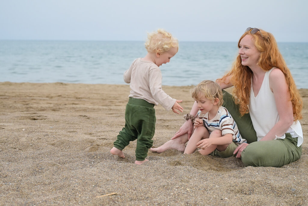 Familienfoto mit Kindern am Strand