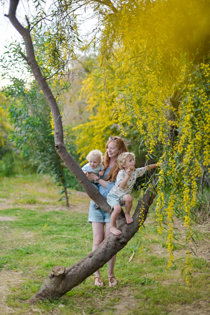 Mutter mit 2 Kindern in der Natur während Familien Fotoshooting