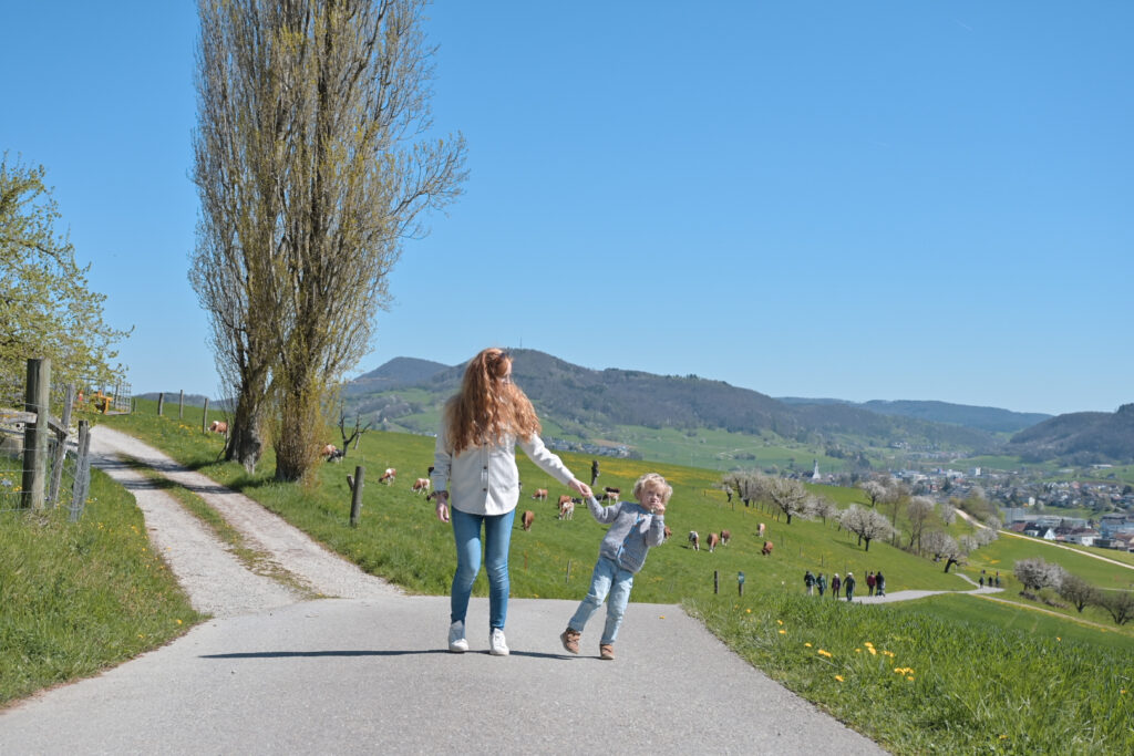 Frau mit Kind an der Hand spazieren zusammen