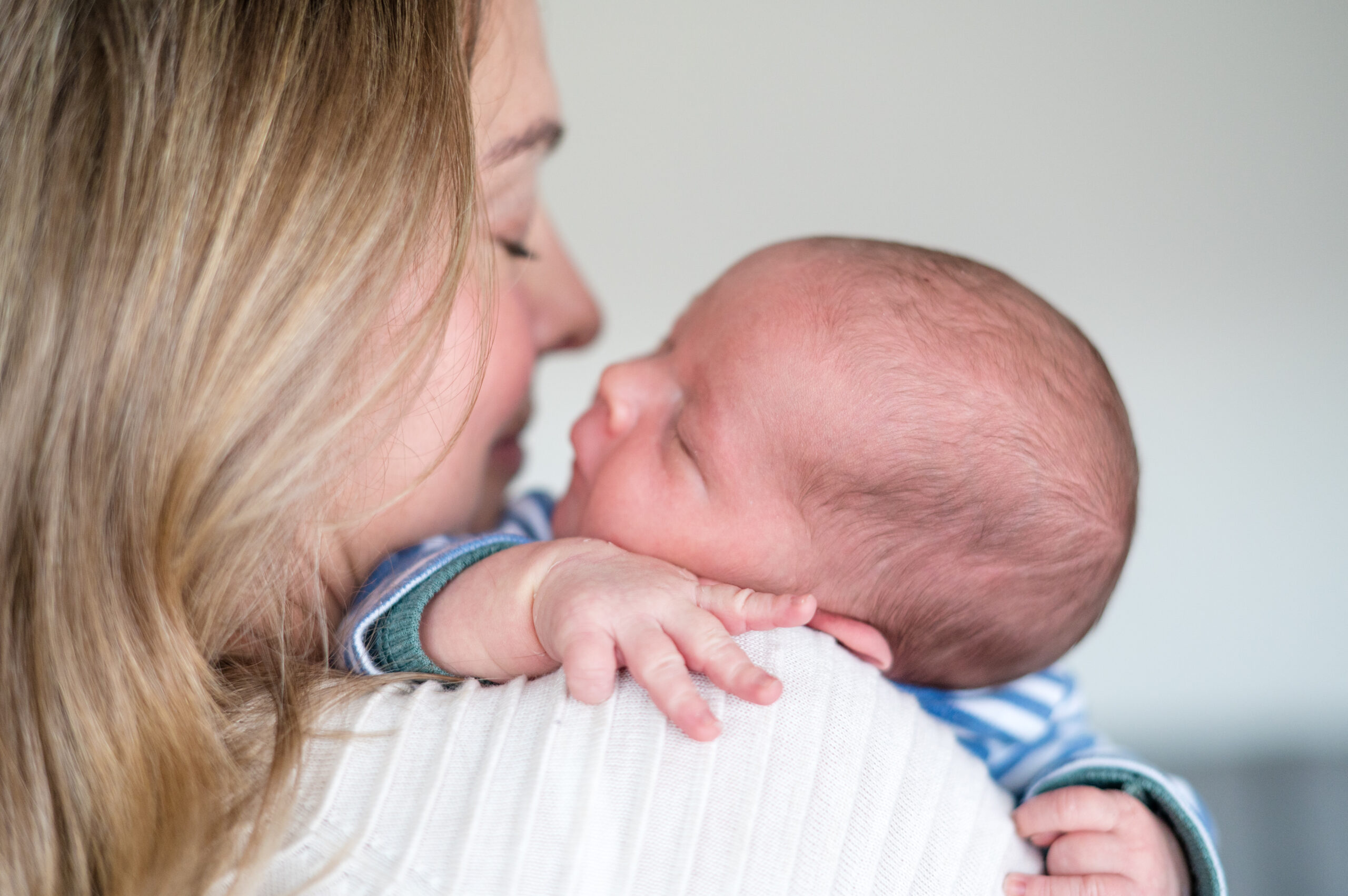 Neugeborenes auf Dem Arm der Mama