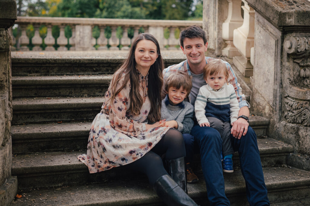 Familienfoto mit 2 kleinen Kindern 