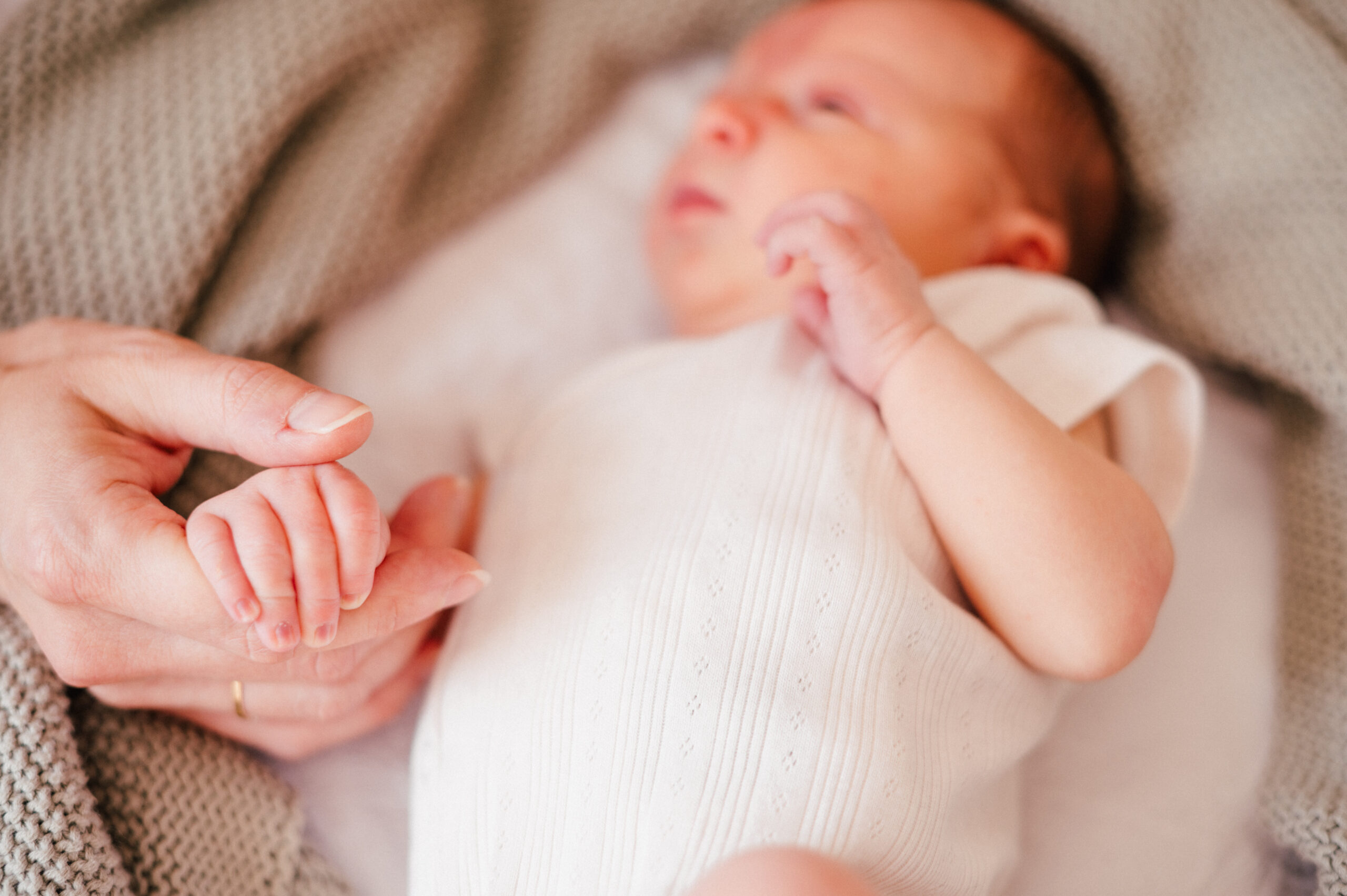 Baby halt Hand der Mutter